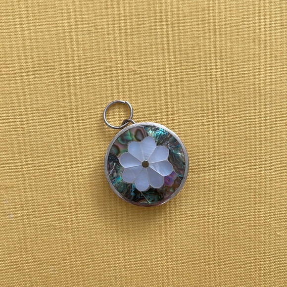 Alpaca Mexico Sterling Silver Brooch with Inlaid abalone & mother of pearl. - Picture 1 of 3